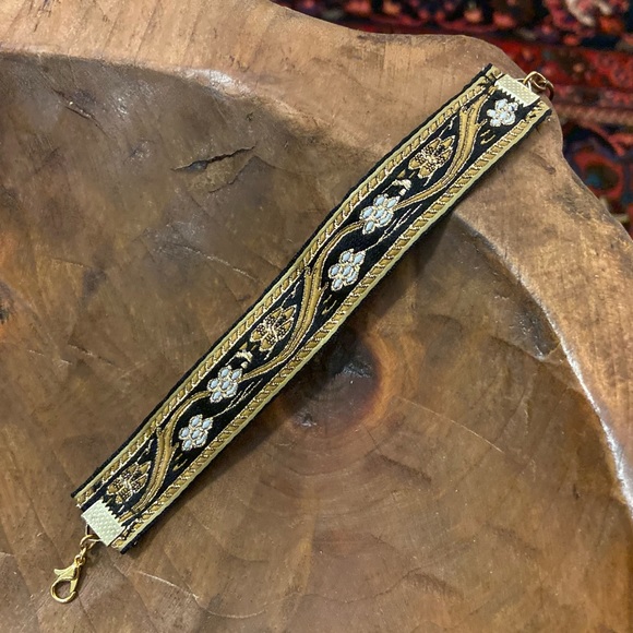 Floral embroidered bavarian webbing festival bracelet - Picture 5 of 6